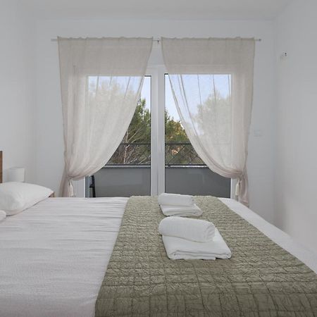 Number One Apartments Vir Exterior foto