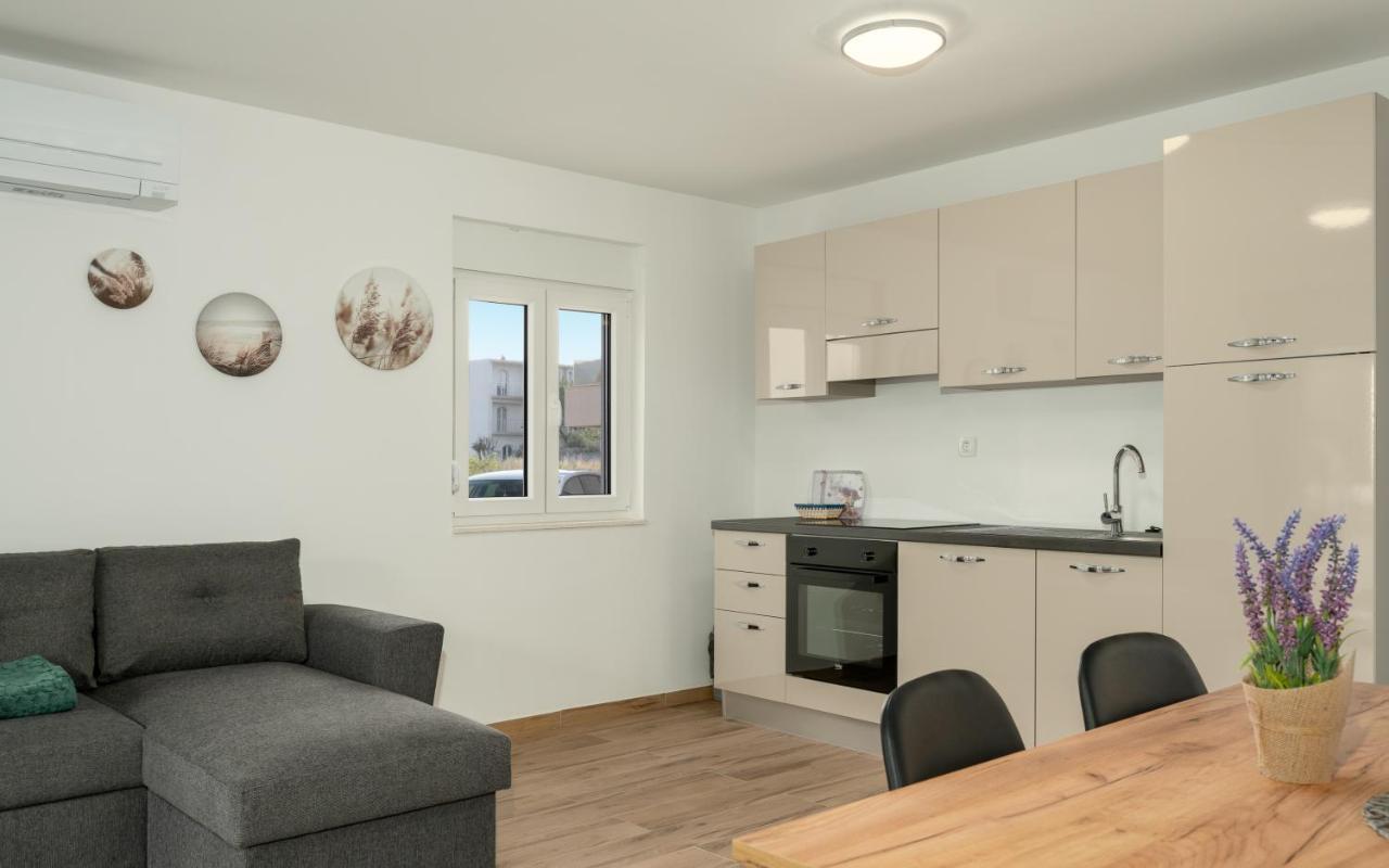 Number One Apartments Vir Exterior foto