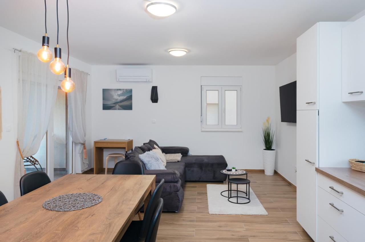 Number One Apartments Vir Exterior foto