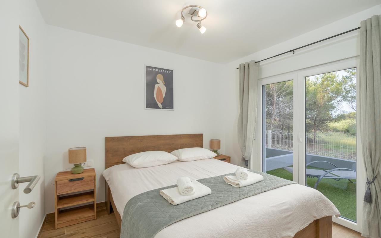 Number One Apartments Vir Exterior foto